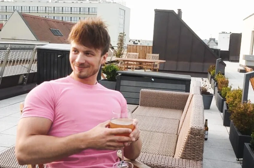 Stammzellspender Dennis sitzt mit einem Glas auf der Terrasse. Er hat einem an Leukämie erkrankten Menschen Hoffnung geschenkt.