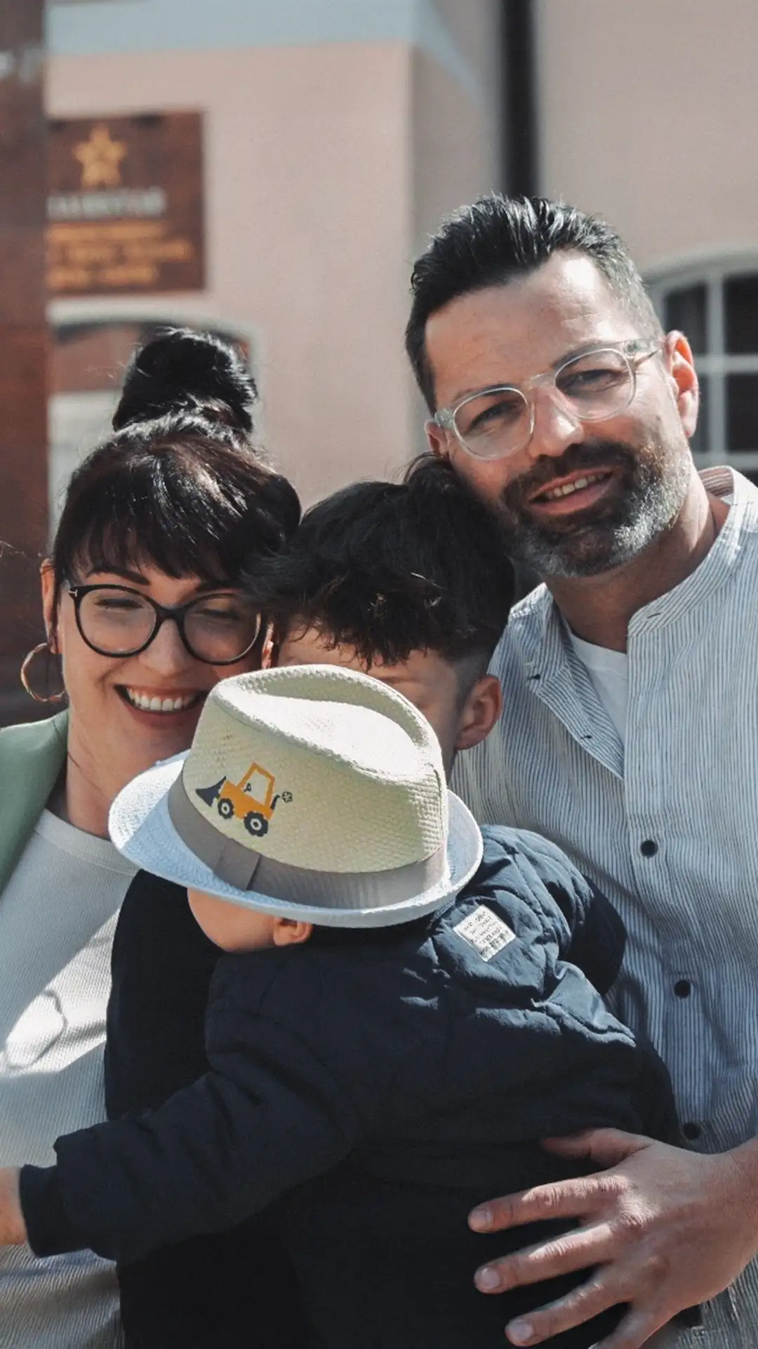 Spender hält sein Smartphone in der Hand