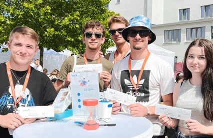 Junge potenzielle Spender und Spenderinnen halten ihre abgeschlossene Stammzellspender - Typisierung in der Hand.