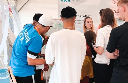 Interessierte Besucher am Informationsstand des VKS auf Rügen, wo sie während des Bundesfinales der Soccer Liga über die Bedeutung der Stammzellspende aufgeklärt und zur Registrierung ermutigt werden