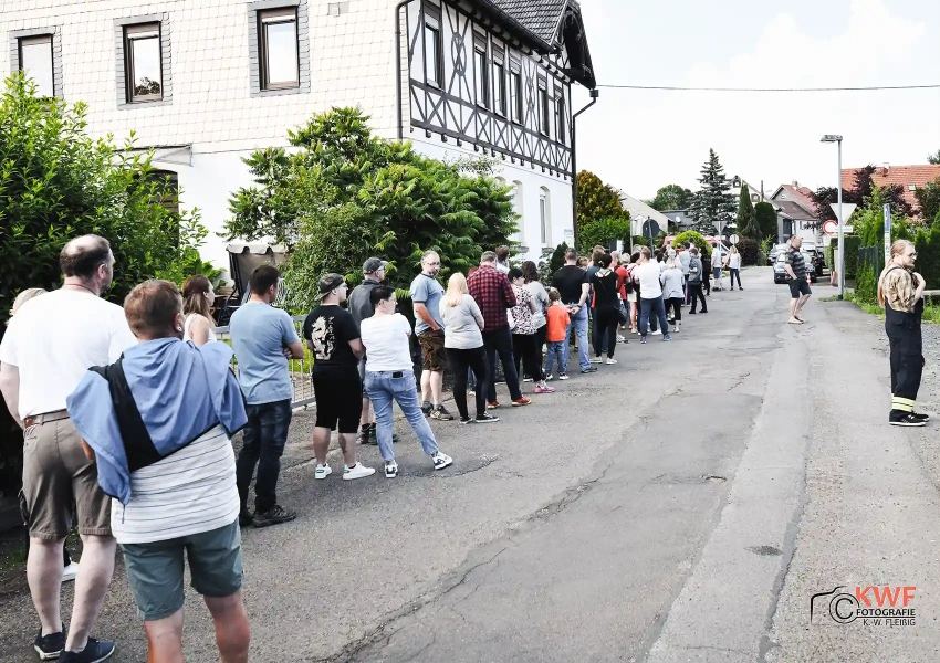 Auf einer Registrierungsaktion des VKS steht eine lange Menschenschlange an, um sich als neue Spender und Spenderinnen zu registrieren. 