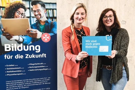 Übergabe des Lebensretter Label an die erste Partner Schule. Empfänger ist Sandra Menzel von der Johanniter Akademie Mitteldeutschland in Leipzig.