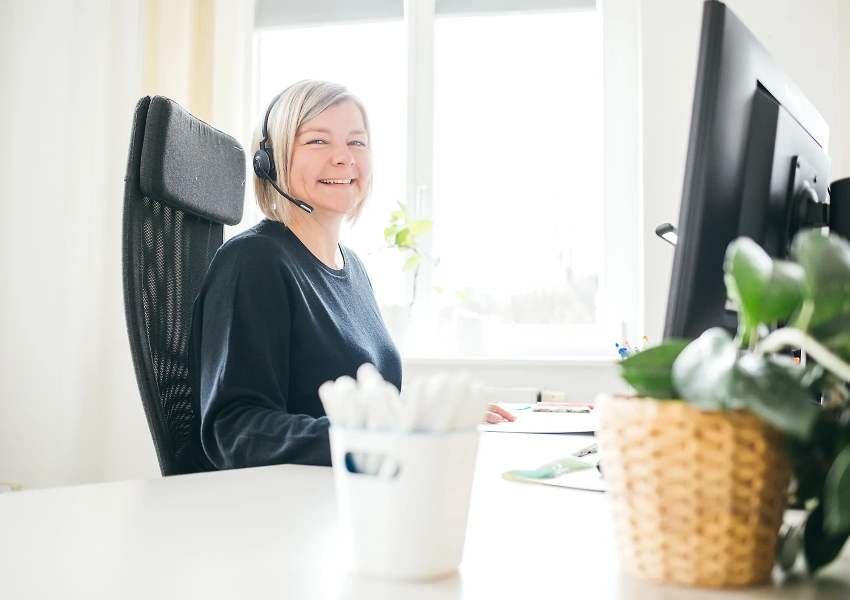 Christiane vom VKS Team telefoniert mit Stammzellspendern und beantwortet alle aufkommenden Fragen. 