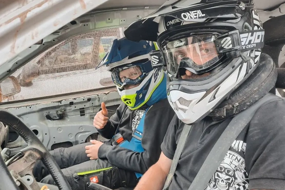 Markus im Cockpit seines Stock Cars, bereit für das Rennen, ein Zeichen seines unerschütterlichen Geistes und seiner Entschlossenheit, als Blutkrebsüberlebender, der seinen genetischen Zwilling gefunden hat