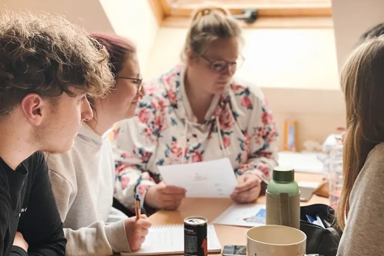 Schüler:innen der Bavaria Klinik Kreischa arbeiten gemeinsam an den Schulworkshop.