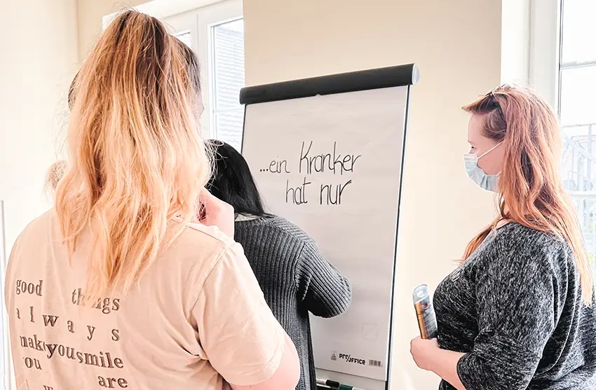 Schüler:innen arbeiten gemeinsam an dem Lebensretter Schulworkshop.