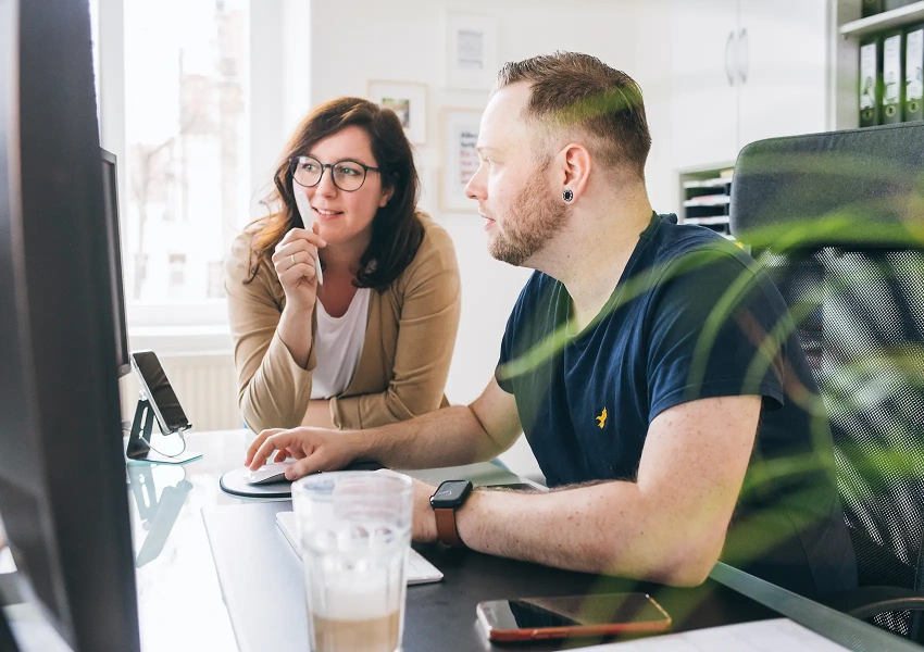 Carolin und Sebastian vom VKS Team sitzen vor dem PC und besprechen gemeinsam neue Typisierungsaktionen.