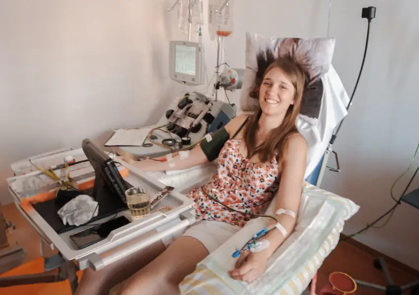 Annika bei ihrer Stammzellspende angeschlossen an die Apherese Maschine