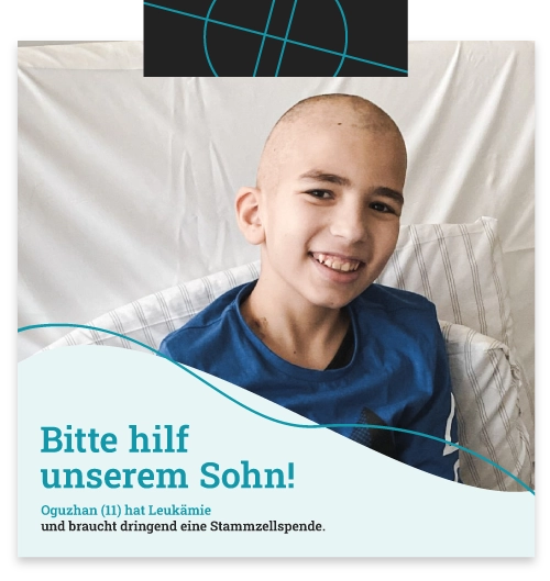 Oguzhan hat Leukämie und sitzt im Krankenhausbett. Ihm fehlen die Haare wegen der Chemotherapie, doch er lächelt hoffnungsvoll.