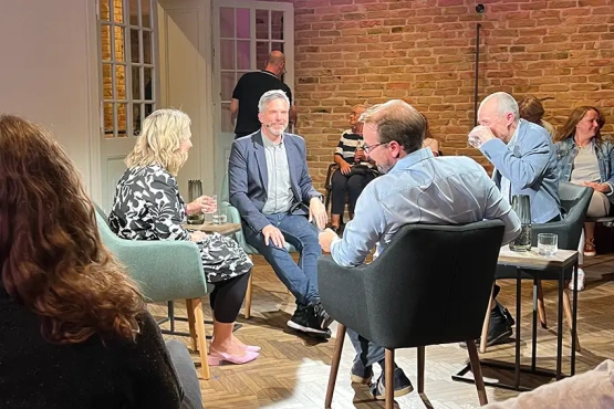 Interaktive Diskussionsrunde beim Survivors Home in Berlin mit Teilnehmern, die sich in einer entspannten Atmosphäre austauschen, um Bewusstsein und Verständnis für Krebsüberlebende zu schaffen