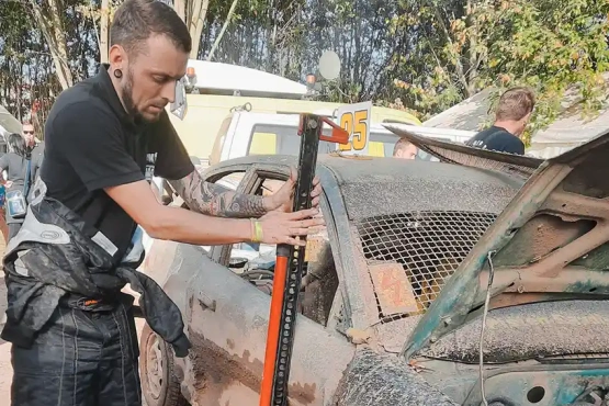 Markus bei der Vorbereitung seines Stock Cars für das nächste Rennen, eine Aktivität, die ihm Kraft gibt, während er gegen Blutkrebs kämpft, sein Engagement und seine Leidenschaft trotz Herausforderungen zeigt