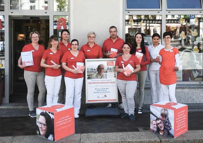 Die Mitarbeiter und Mitarbeiterinnen der Apotheke Plauen halten Infomaterial für eine Registrierung als Stammzellspender bereit. Sie sind ein Stützpunkt vom VKS in Plauen.