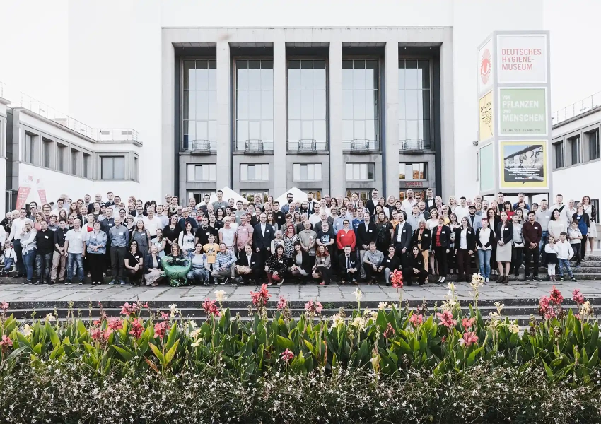 Gruppenfoto aller Stammzellspender:innen und ihren genetischen Zwillingen, sowie alle VKS Mitarbeiterinnen und Vorstandsmitglieder während des Stammzellspenderempfang 2019.