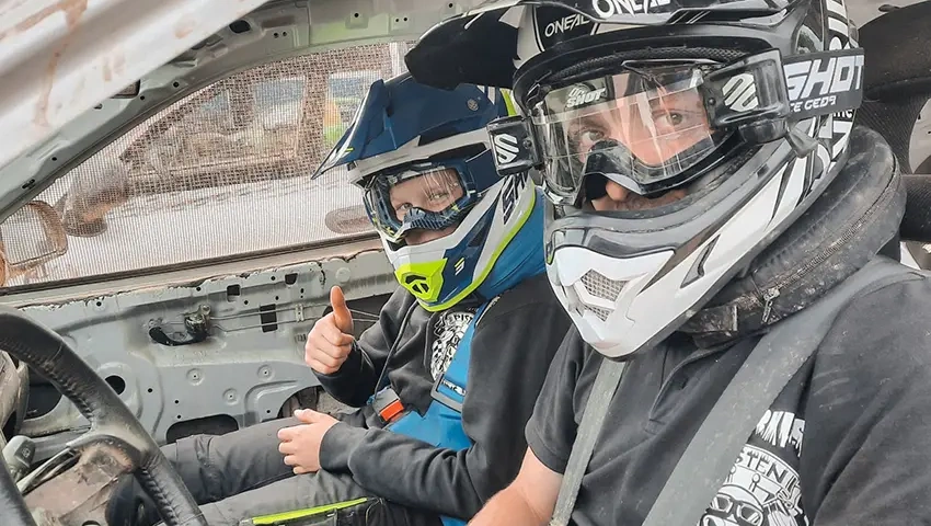 Markus im Cockpit seines Stock Cars, bereit für das Rennen, ein Zeichen seines unerschütterlichen Geistes und seiner Entschlossenheit, als Blutkrebsüberlebender, der seinen genetischen Zwilling gefunden hat