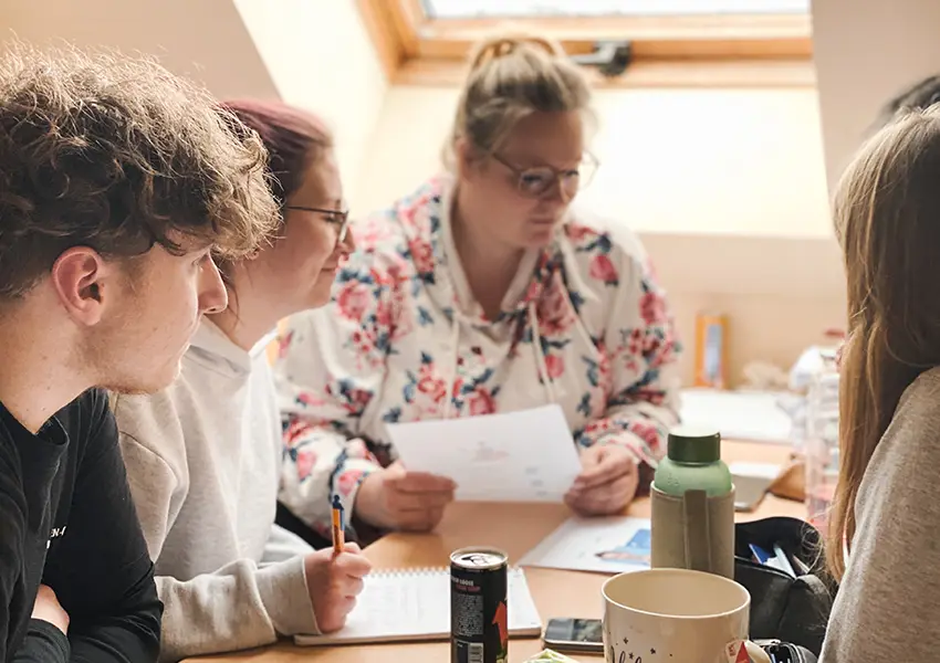 Schüler:innen der Bavaria Klinik Kreischa arbeiten gemeinsam an den Schulworkshop.