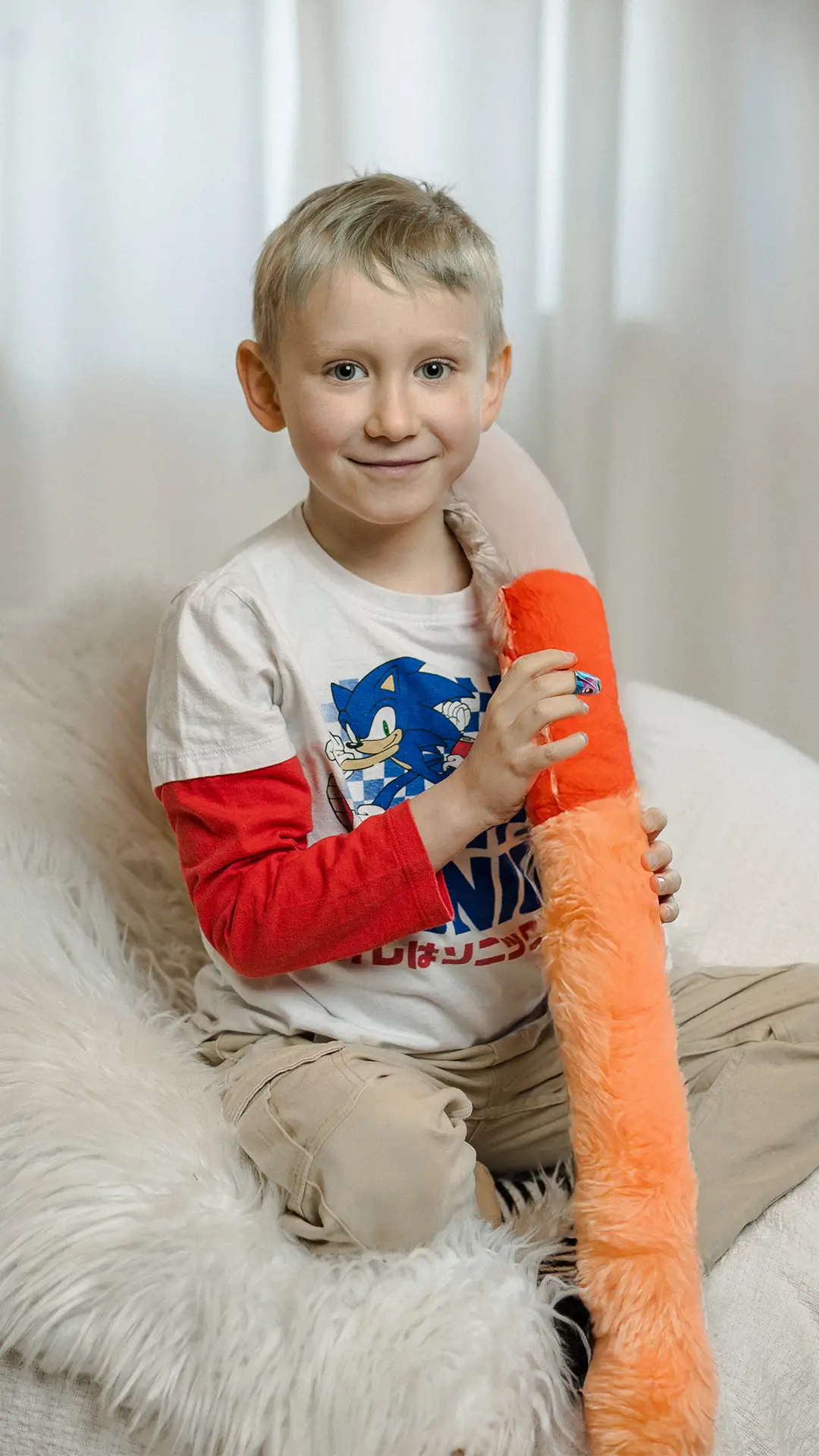 Spender hält sein Smartphone in der Hand