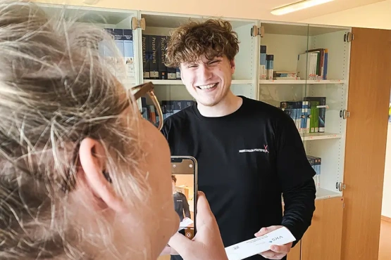 Eine Schülerin filmt ihren Mitschüler bei der Ausarbeitung vom VKS Workshop an der Bavaria Klinik Kreischa