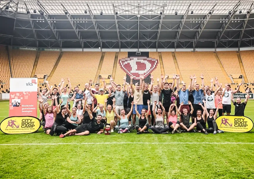 Eine junge Gruppe von Menschen hat sich auf einer Typisierungsaktion des VKS im Dynamo Stadium Dresden registriert und freut sich gemeinsam über die coole Aktion.