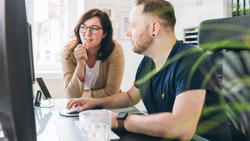 Carolin und Sebastian vom VKS Team sitzen vor dem PC und besprechen gemeinsam neue Typisierungsaktionen.