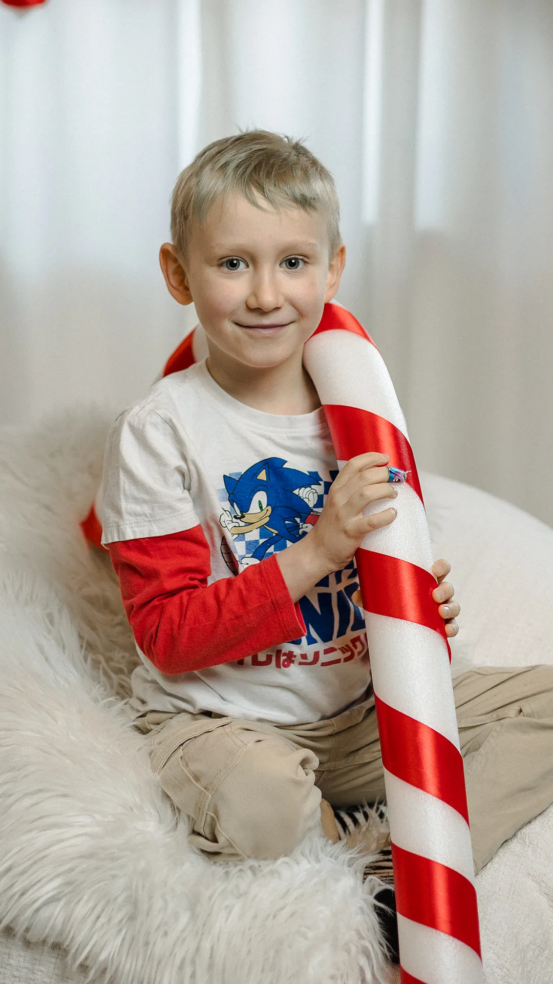 Spender hält sein Smartphone in der Hand