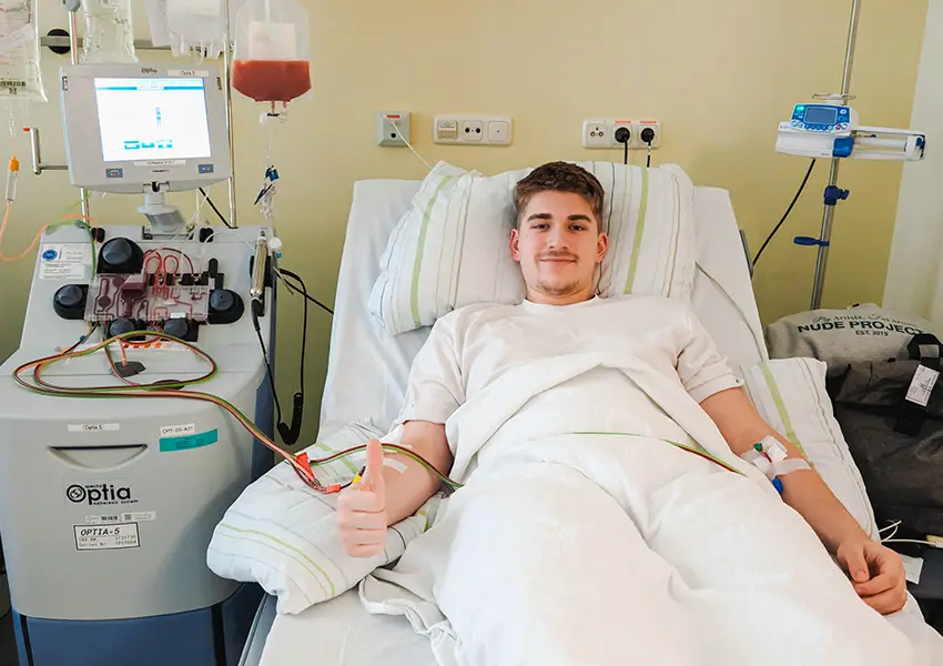 Sascha bei seiner Stammzellspende im Krankenhaus