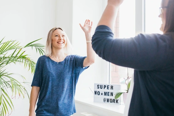 Monique und Michelle vom VKS sind dabei sich Highfive zugeben, denn sie leben Teamspirit.