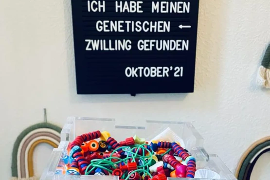 Ein Zeichen des Triumphs und der Hoffnung, eine Anzeigetafel mit der Nachricht, dass Mahir seinen genetischen Zwilling im Oktober 2021 gefunden hat