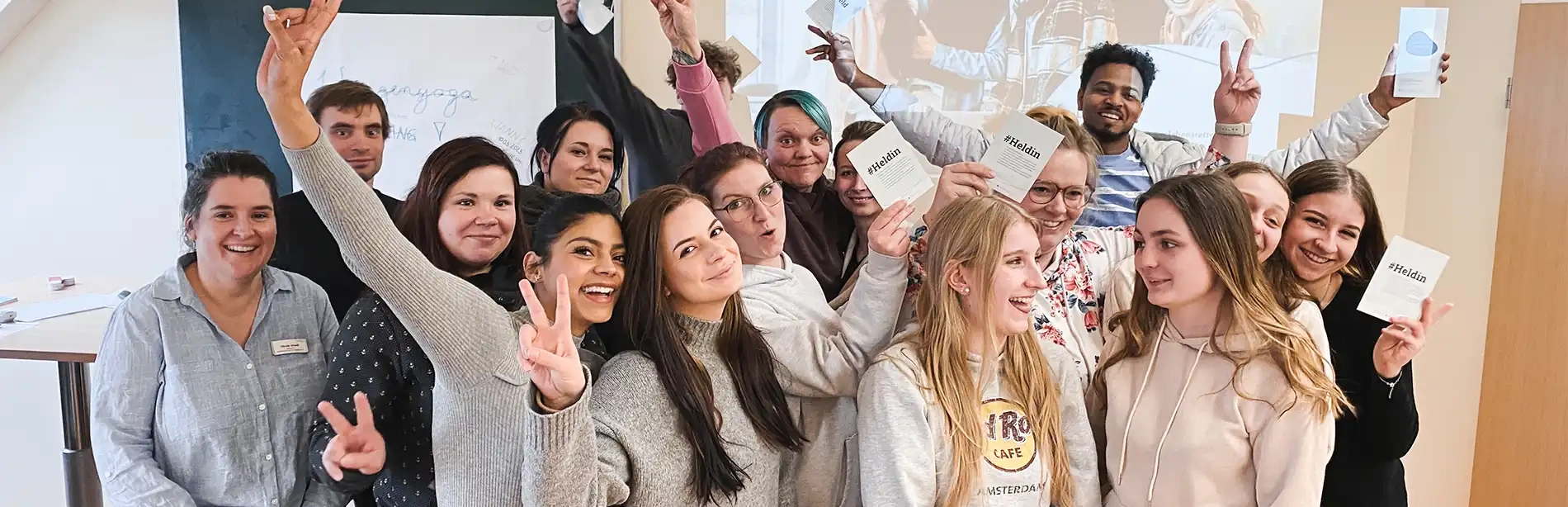 Klasse der Bavaria Klinik Kreischa feiern sich nach dem Schulworkshop