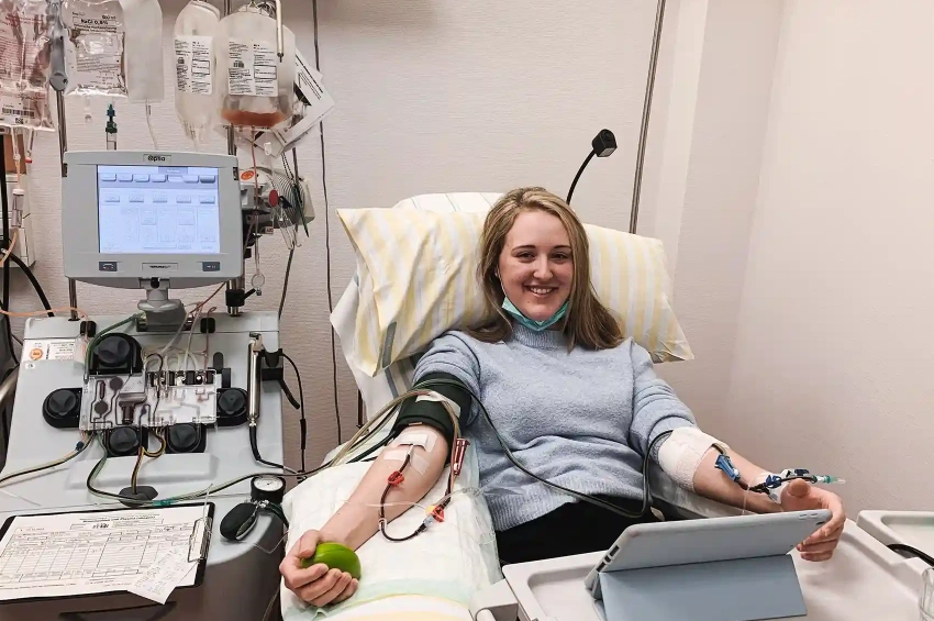 Stammzellspenderin Anna-Lena bei ihrer peripheren Stammzellspende in Dresden. Sie ist überglücklich, für ihren genetischen Zwilling spenden zu können.