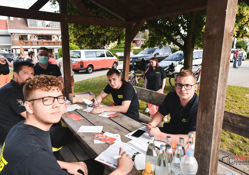 Junge Kameraden der Feuerwehr registrieren sich als neue potenzielle Stammzellspender auf einer Aktion des VKS.