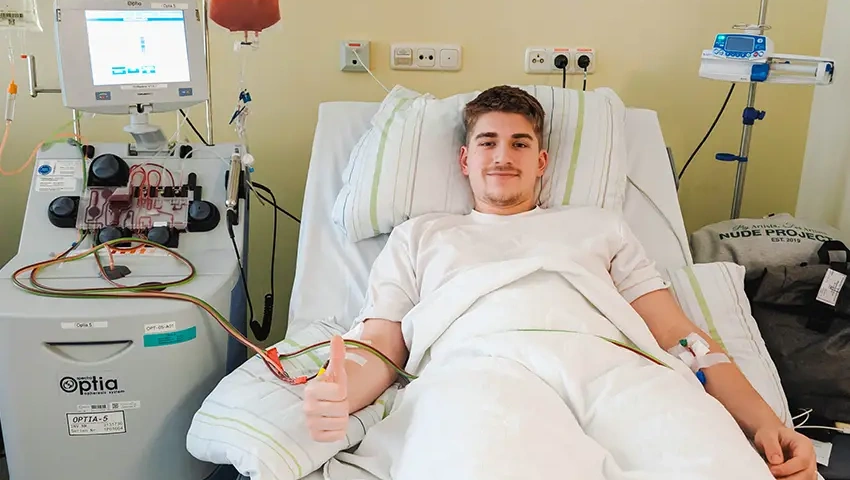 Sascha bei seiner Stammzellspende im Krankenhaus