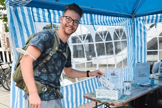 Junger potenzieller Stammzellspender registriert sich auf einer Aktion an seiner Hochschule.