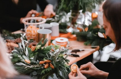 Juliane vom VKS bastelt zur Weihnachtsaktion mit viel Liebe ihren Lebensretterkranz, dessen Einnahmen in die Neutypisierung von potenziellen Stammzellspender:innen fließt.