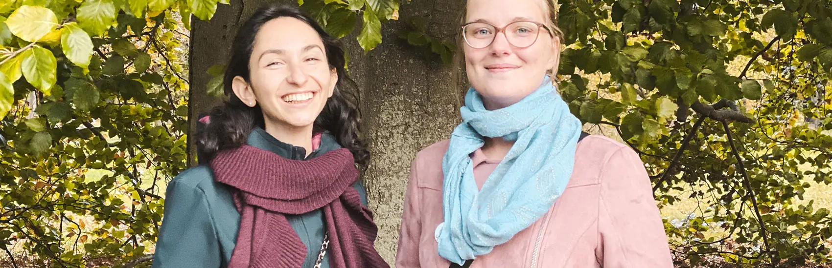 Rebecca und Sophia sind genetische Zwillinge. Sophia hat Rebecca Stammzellen gespendet. Beide treffen sich gerade das erste Mal und sind sehr glücklich.