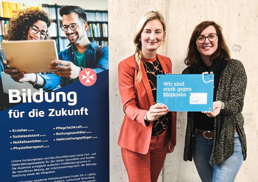 Übergabe des Lebensretter Label an die erste Partner Schule. Empfänger ist Sandra Menzel von der Johanniter Akademie Mitteldeutschland in Leipzig.