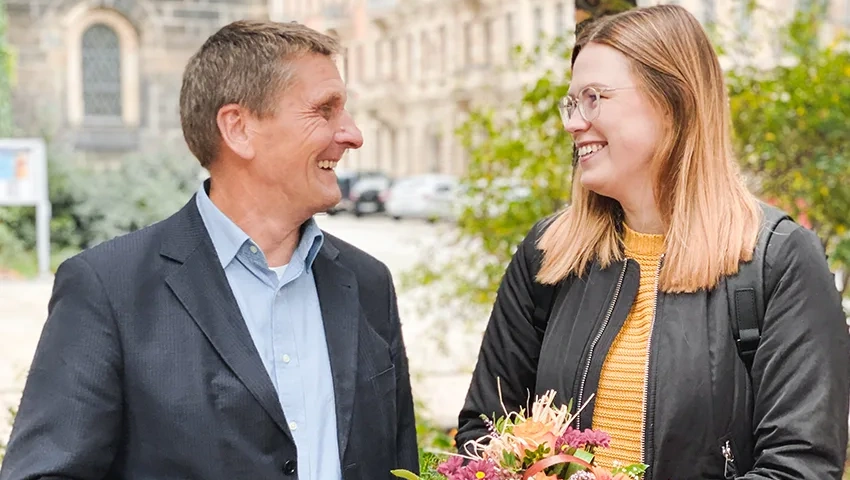 Stammzellspenderin Melanie trifft ihren genetischen Zwilling Michael zum ersten Mal. Es ist ein magischer Moment. Sie strahlen sich beide voller Freude an. 
