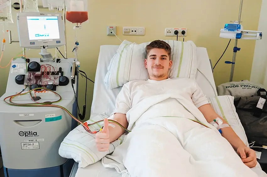 Sascha bei seiner Stammzellspende im Krankenhaus